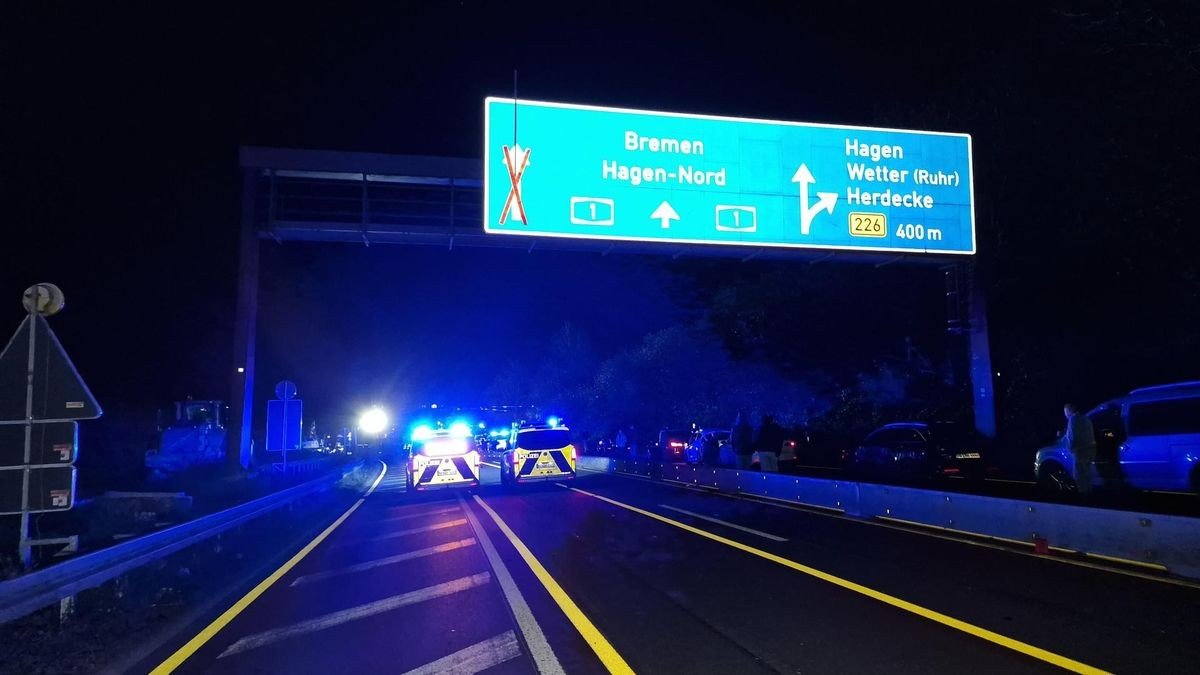 Lange Staus auf der A1 nach schweren Unfällen mit einem Lkw