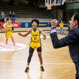 Jubel beim Team der Alba-Frauen um Deeshyra Thomas (mi.) nach ihrem ersten Sieg überhaupt im EuroCup (Quelle: IMAGO / camera4+)