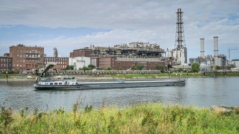 Das Stammwerk des Chemiekonzerns BASF vom Rhein aus gesehen.