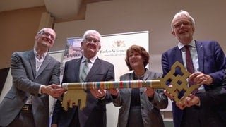 Ministerpräsident Winfried Kretschmann übergibt symbolisch einen Schlüssel bei der Einweihung des neuen Gebäudes des Zentrums für Islamische Theologie an der Uni Tübingen. Neben ihm Prorektor Samuel Wagner und Gisela Splett, Staatssekretärin im Ministerium für Finanzen.