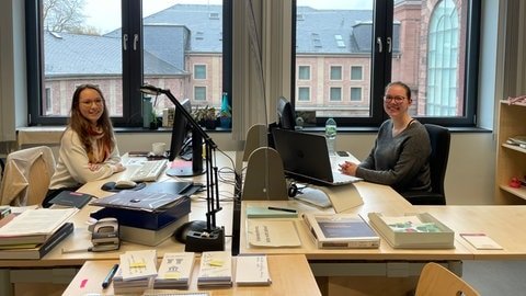 Kuratorinnen der Marc Aurel Ausstellung in Trier bei der Arbeit im Büro des Rheinischen Landesmuseums Trier