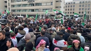 Mehrere Tausend Menschen versammeln sich auf dem kleinen Schlossplatz in Stuttgart, um den Sturz Assads in Syrien zu feiern.