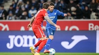 Lukas Kübler (SC Freiburg) und Andrej Kramaric (TSG 1899 Hoffenheim) im Zweikampf.