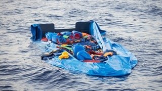 Die Hülle eines verlassenen Schlauchbootes treibt vor der Küste von Libyen im Mittelmeer. Flüchtlinge aus dem Boot waren von Mitgliedern der Rettungsorganisation Sea-Eye von deren Hilfsschiff "Alan Kurdi" aus gerettet worden.