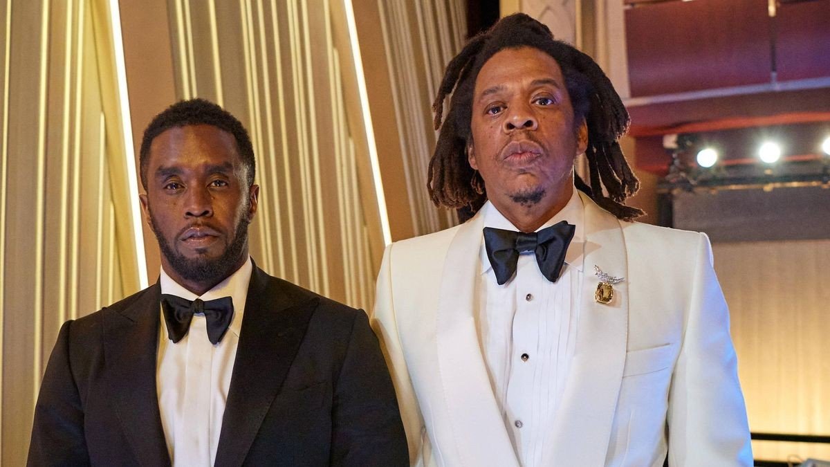 Sie sollen gemeinsam eine 13-Jährige vergewaltigt haben: die US-Superstars Sean „Diddy“ Combs (l.) und Jay-Z (hier 2022 bei der Oscarverleihung).