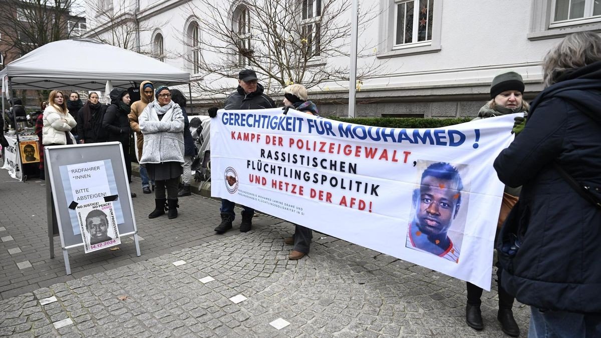 Protest vor dem Gericht: Eine Solidaritätsgruppe mit Transparent