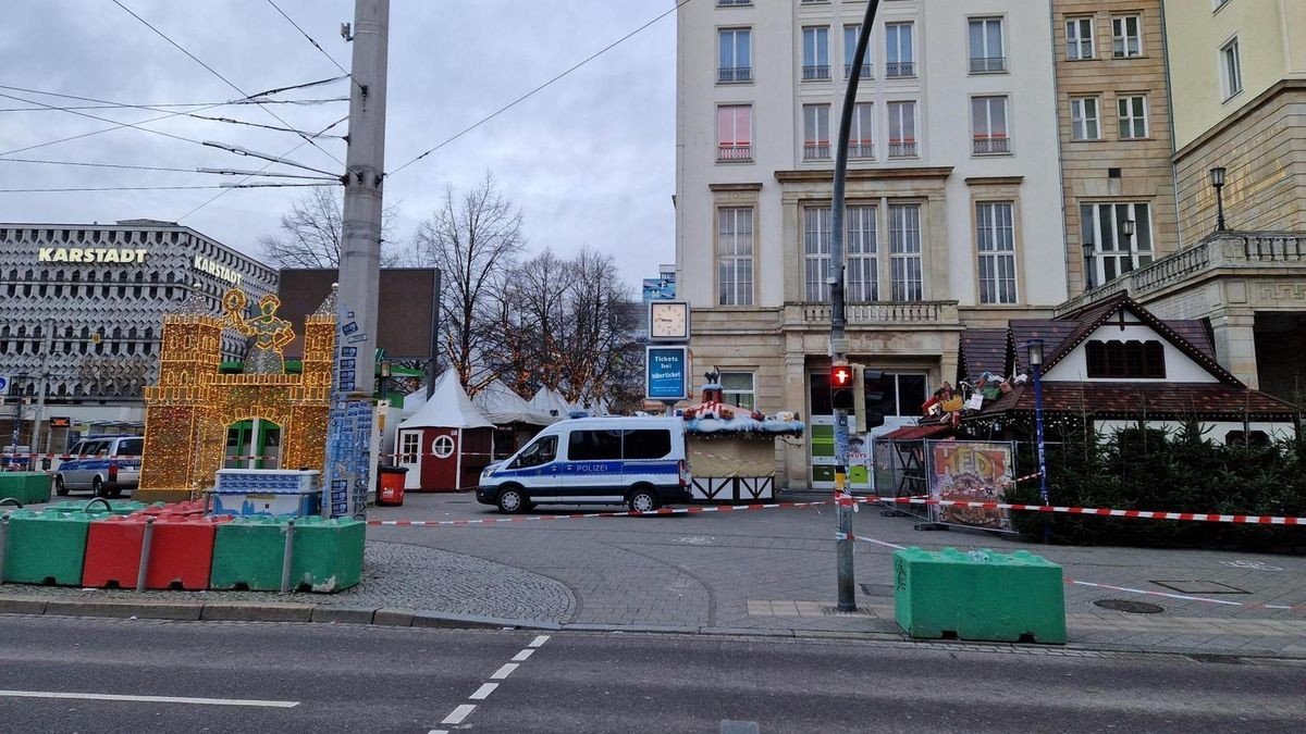 An dieser Stelle soll der Täter mit seinem Fahrzeug auf den Weihnachtsmarkt gelangt sein. An der Kreuzung Ernst-Reuter-Allee/Breiter Weg stehen - außer im Bereich der Fußgängerampel - zahlreiche Betonpoller.