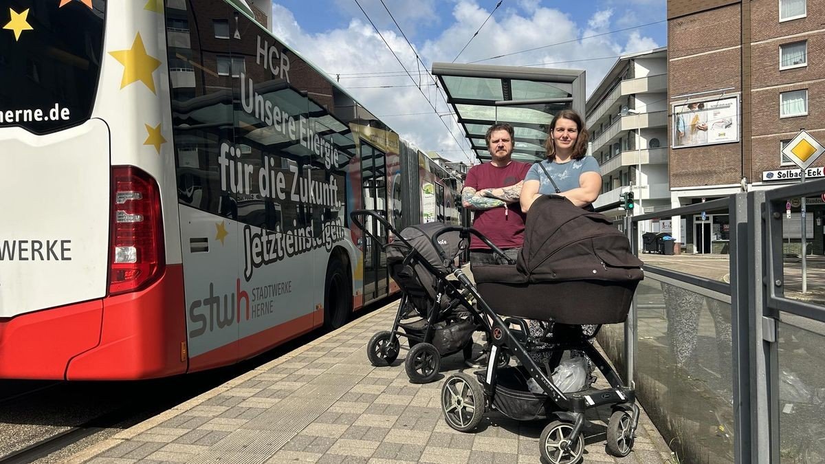 Dieses Ehepaar mit zwei Kinderwagen aus Herne musste an der Haltestelle Solbad draußen bleiben - der Bus fuhr ohne sie weiter.