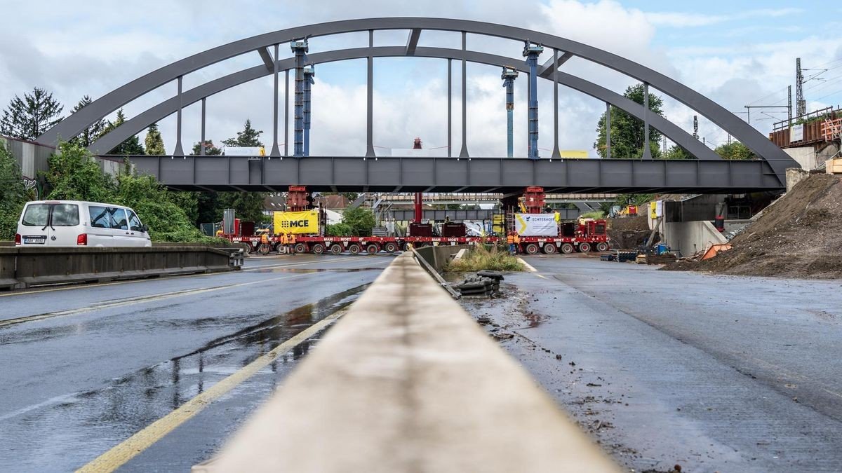 Auf der A42 in Herne wurde im August eine Brücke, die neben der Fahrbahn gebaut wurde, über die Autobahn gehievt. Dafür muss die A42 ein Wochenende gesperrt werden.