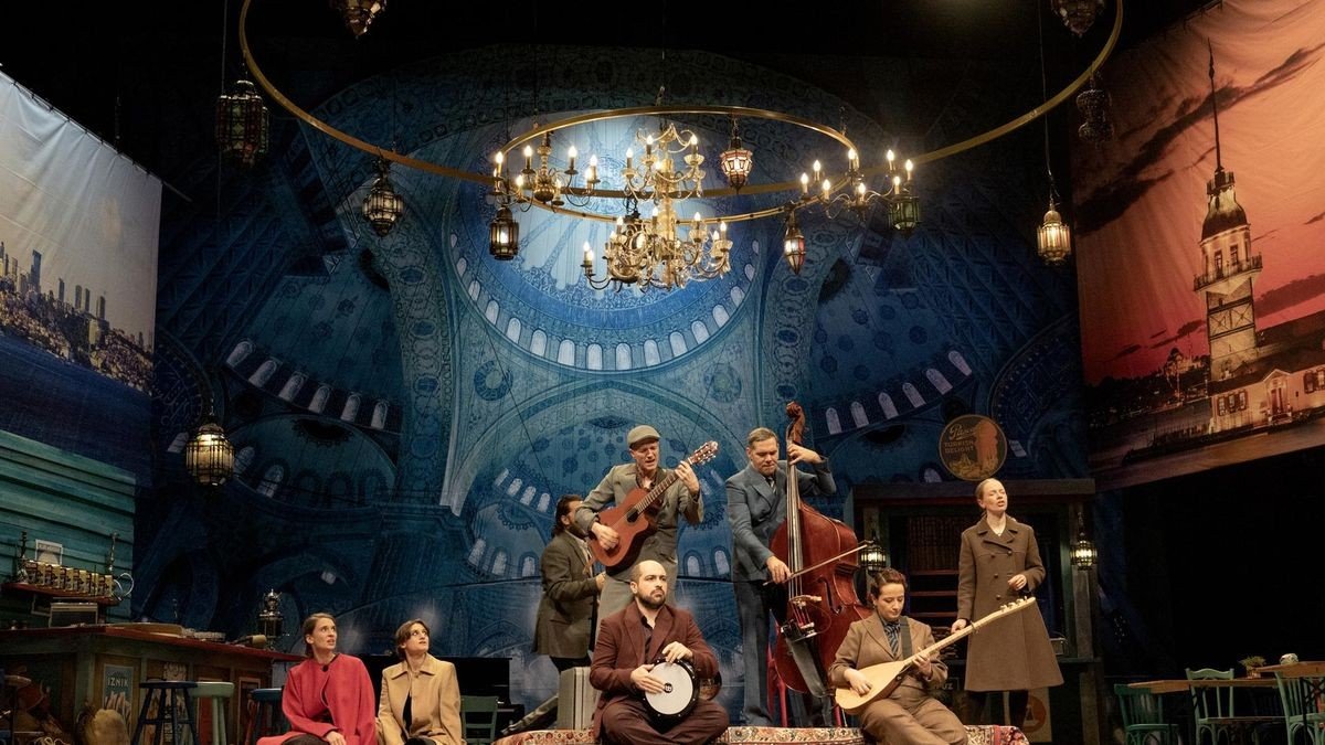 Singen Sezen Aksu-Songs: Schauspiel-Ensemble sowie Musikerinnen und Musiker in dem Abend „Istanbul“ im Essener Grillo-Theater.