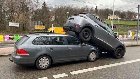 Ein Auto hat sich bei einem Auffahrunfall in Freiburg unter ein anderes geschoben