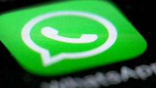 Das Logo der Messenger-App WhatsApp ist auf dem Display eines Smartphones zu sehen.