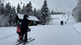 Wintersportvergnügen satt: Am Kaltenbronn auf rund 900 Meter Höhe laufen die Lifte.