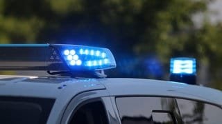 In Schillingen im Kreis Trier-Saarburg haben unbekannte Täter laut Polizei einen Geldautomaten gesprengt. 