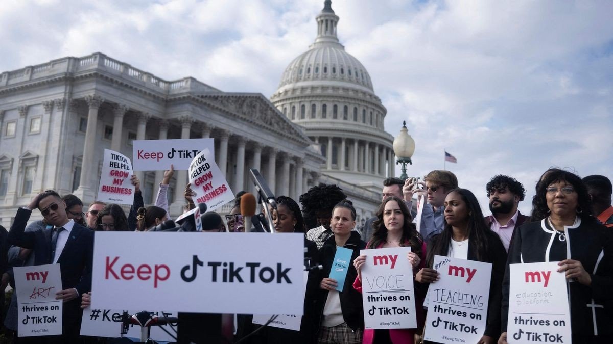 Gegner eines Tiktok-Verbots fanden sich im Dezember vor dem Kapitol in Washington ein. Auf den Schildern steht „Tiktok erhalten“ oder auch „Tiktok hat geholfen, mir ein Business aufzubauen“.