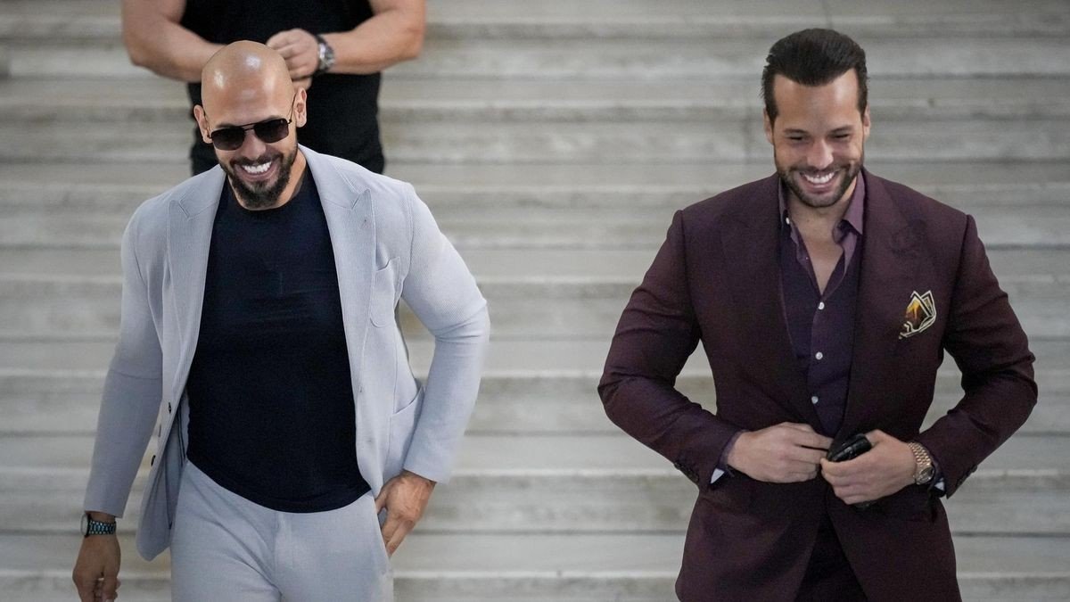 Die Brüder Andrew (links) und Tristan Tate (rechts) vor einer Anhörung im Berufungsgericht in Bukarest. (Archivbild)