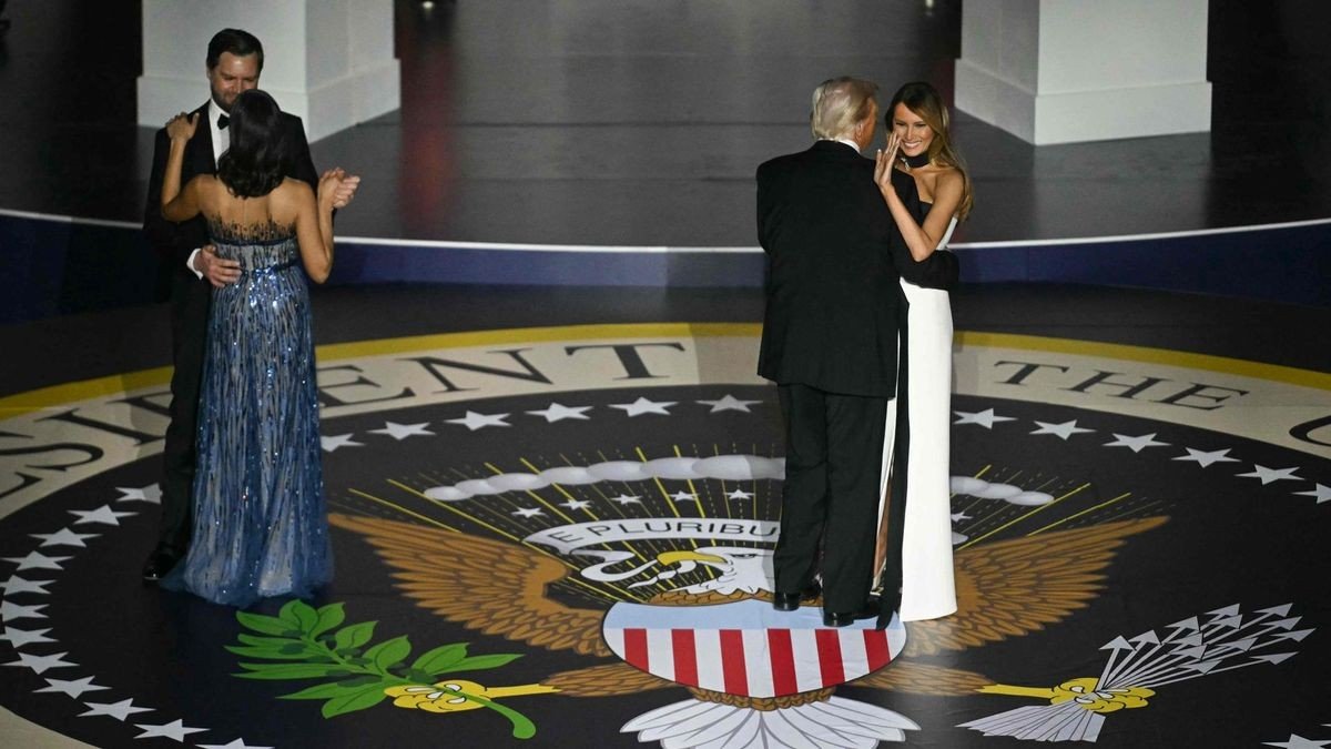 Trump mit First Lady Melania (r.) und sein Vize J.D. Vance mit seiner Frau Usha. 