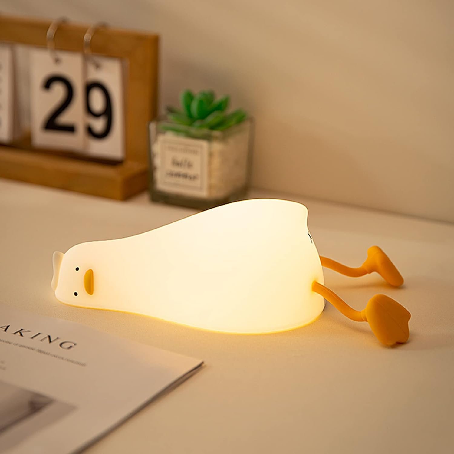 Lampe Form wie Ente, die auf der Seite auf einem Schreibtisch liegt