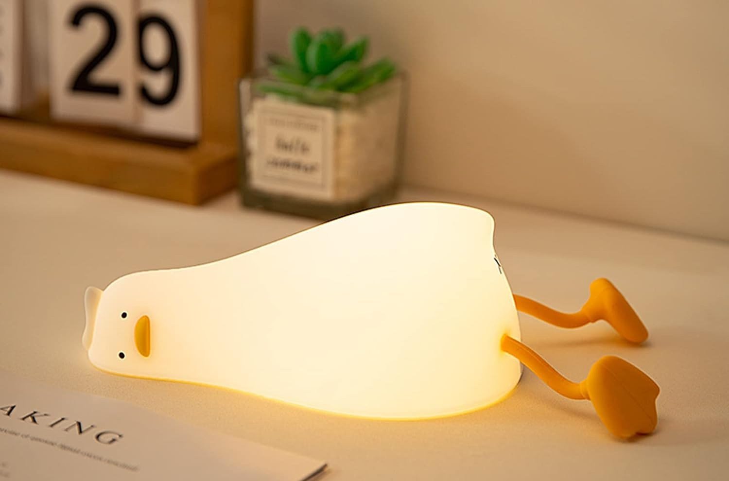 Lampe Form wie Ente, die auf der Seite auf einem Schreibtisch liegt