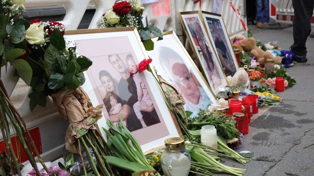 Árchivbild. Nach dem Brand gab es auch eine Mahnwache vor dem Haus und einen Trauermarsch mit mehreren Hundert Teilnehmenden.