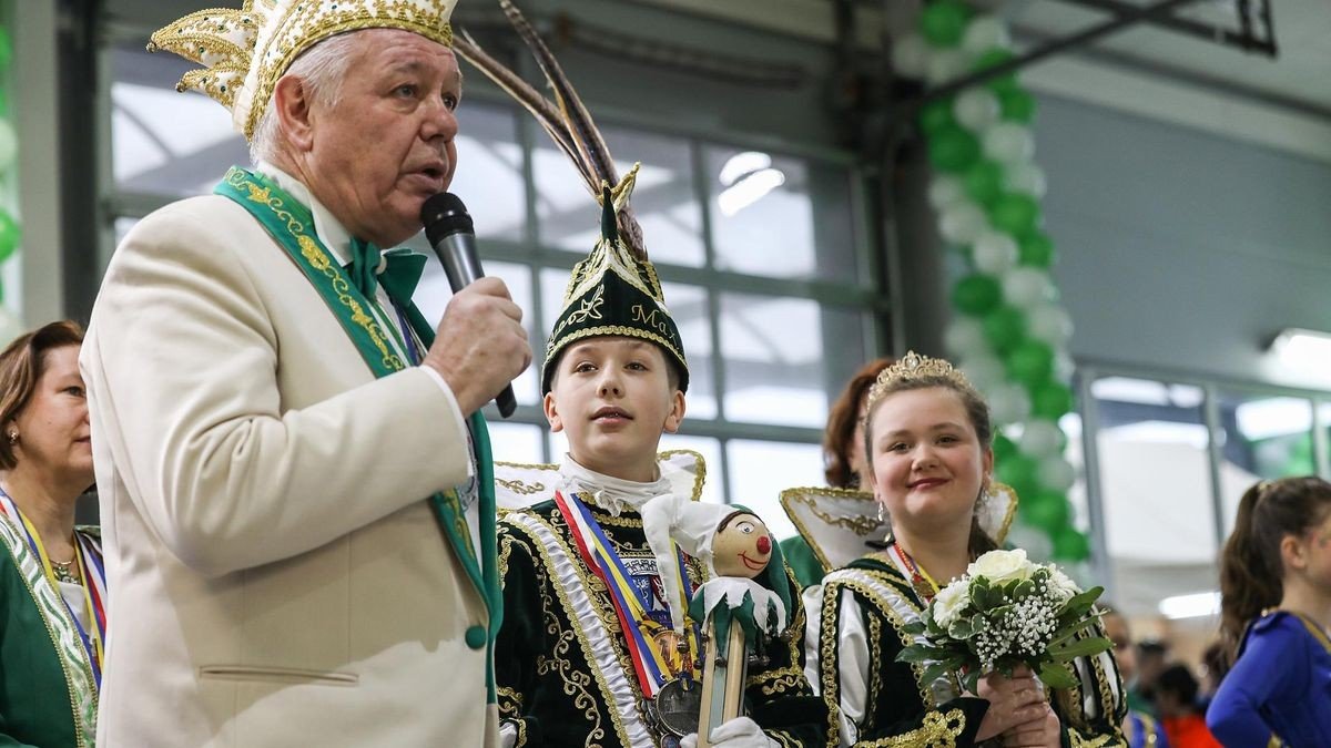 Das wird nicht nur das Kinderprinzenpaar Max I. und Emily I. interessieren - hier im Foto bei der Wagentaufe der KG Weiss-Grün Hoag. Am Sonntag, 12. Januar 2025, startet in Oberhausen der Karnevalsgottesdienst für Kinder.