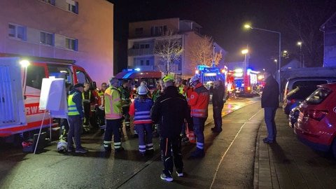 Am Sonntagabend haben mehrere Autos einer Tiefgarage in  Pfullingen im Kreis Reutlingen gebrannt. Verletzt wurde niemand