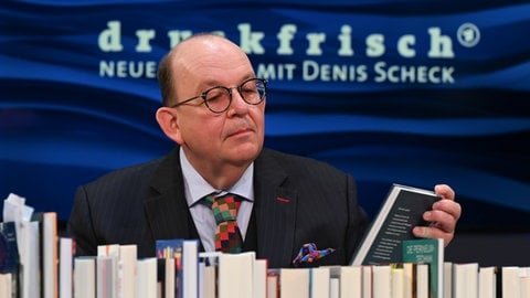 Denis Scheck, ARD-Literaturkritiker, präsentiert während der Frankfurter Buchmesse auf der ARD-Buchmessenbühne in der Festhalle ein "Best of Druckfrisch".