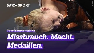 Turnerin liegt mit schmerzverzerrtem Gesicht auf dem Boden. Darauf die Aufschrift "Missbrauch. Macht. Medaillen."