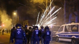 Die Polizei in Leipzig wird an Silvester mit Feuerwerkskörpern beworfen