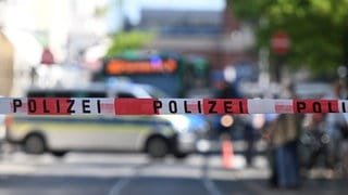 Symbolbild: Ein Absperrband der Polizei flattert im Wind | Nach einem Messerangriff in Bernkastel-Kues sucht die Polizei nach zwei Unbekannten