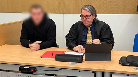 Ein 20-jähriger Mann muss sich wegen Totschlags eines zweijährigen Kindes vor dem Landgericht Trier verantworten. Er soll den Sohn seiner Freundin so schwer misshandelt haben, dass das Kind starb. 