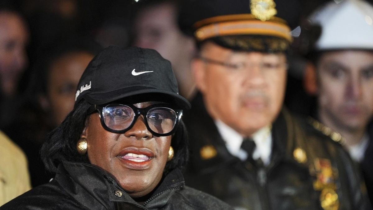 Philadelphias Bürgermeisterin Cherelle Parker spricht während einer Pressekonferenz nach einem Flugzeugabsturz in Philadelphia.