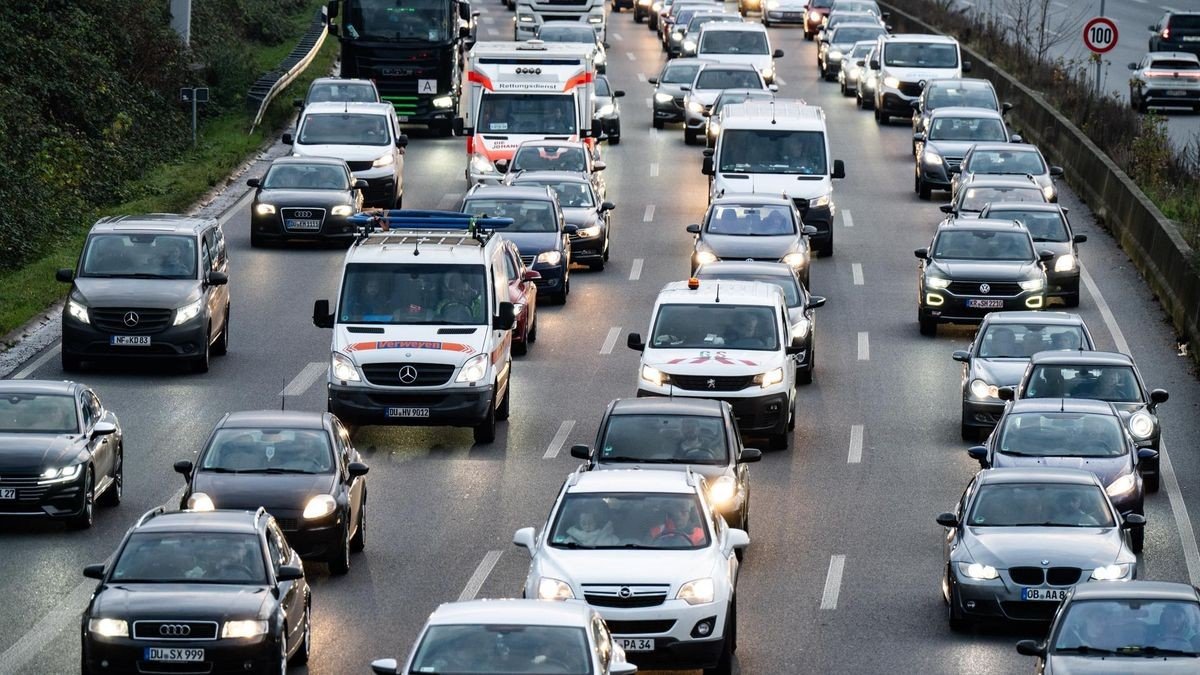 Ein langer Stau auf der Autobahn 59 in Duisburg im vergangenen Jahr.