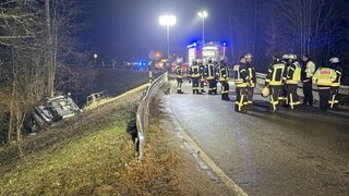 Ein Auto liegt jenseits der Böschung im Rems-Murr-Kreis bei Alfdorf nach einem schweren Unfall.