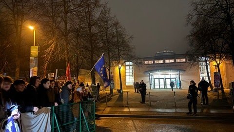 Trotz Gegendemonstration war der Zugang zur AfD-Wahlkampfveranstaltung im Bürgerhaus in Freiburg-Zähringen am Montagabend zu jederzeit möglich. Das bestätigte ein Polizeisprecher dem SWR auf Anfrage. 