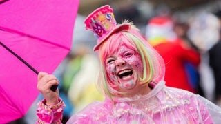 Eine Frau feiert an Schwerdonnerstag.