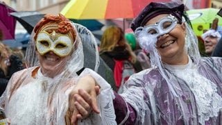 Der Donnerstag vor dem Rosenmontag ist traditionell der Tag für die Weiberfastnacht. Das Wetter könnte jedoch ziemlich nass werden.