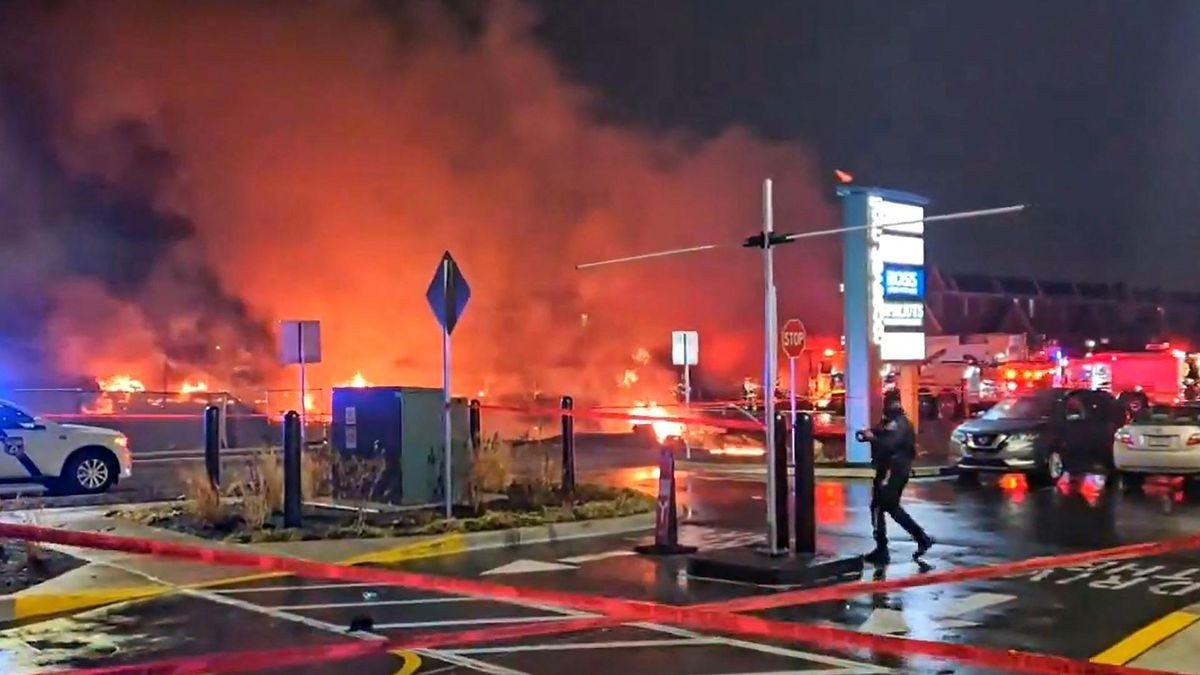 Am Boden rund um die Unglücksstelle brennen mehrere Feuer.