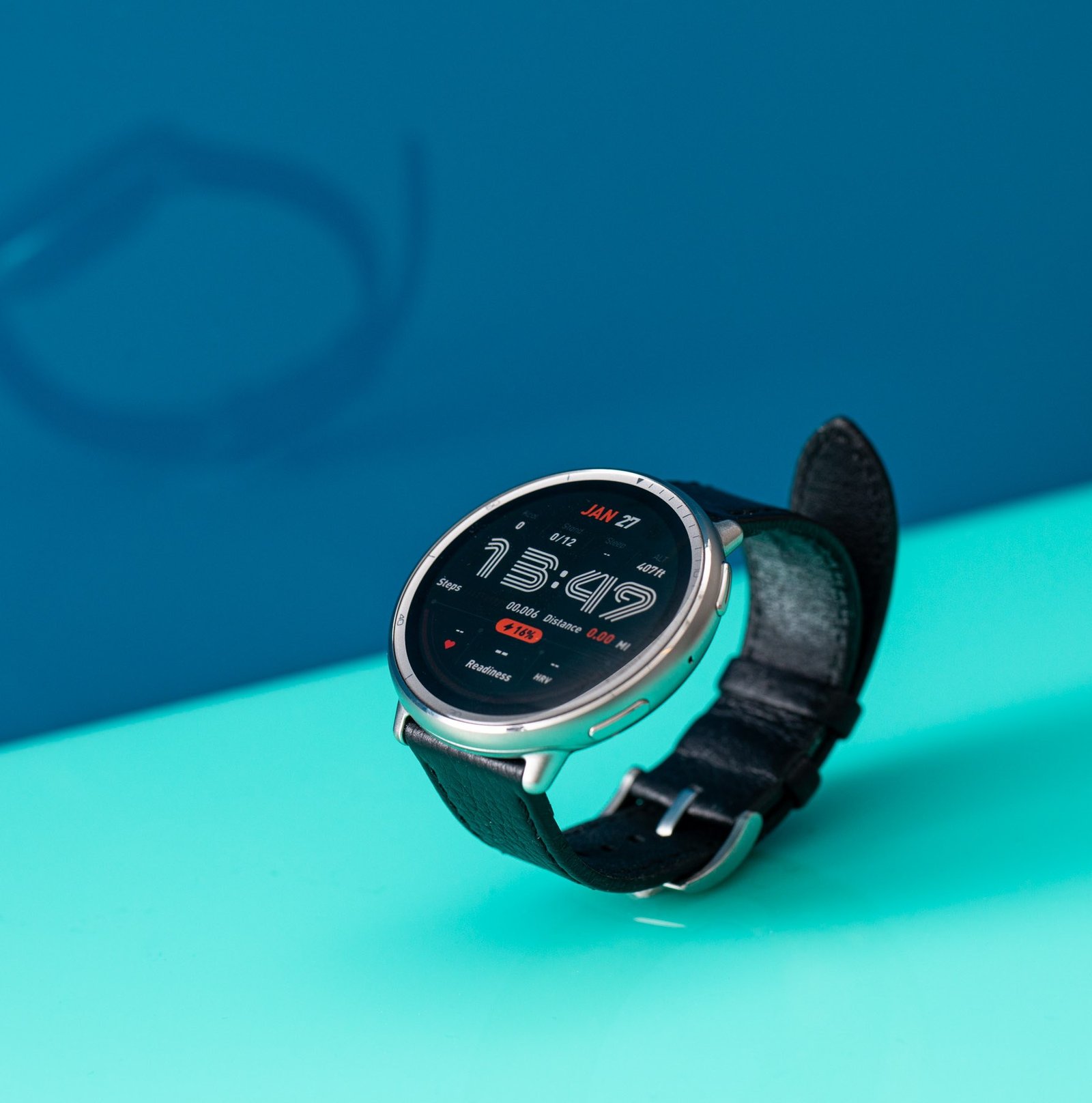 Abgleer Blick auf den Amazfit Active 2 zeigt ein stilvolles Retro -Uhr -Gesicht vor einem hellblauen Hintergrund