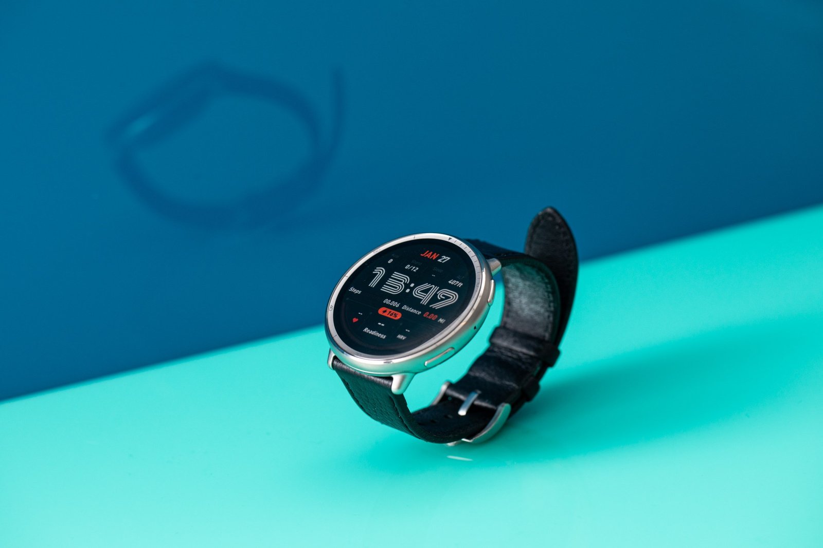 Abgleer Blick auf den Amazfit Active 2 zeigt ein stilvolles Retro -Uhr -Gesicht vor einem hellblauen Hintergrund