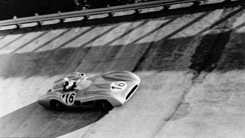 Einer der bedeutendsten Rennwagen der Welt beim Großen Preis von Italien in Monza am 11. September 1955, gefahren von Stirling Moss in einer Steilkurve.