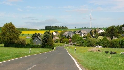 Blick auf ein kleines Dorf im Hunsrück - in Mini-Gemeinden wird die Stimmauszählung zur Bundestagswahl oft in der Nachbargemeinde erledigt