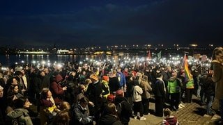 Mehrere Tausend demonstrieren in Mainz vor der CDU-Landesparteizentrale am Rheinufer gegen die Migrationspolitik des Kanzlerkandidaten Merz