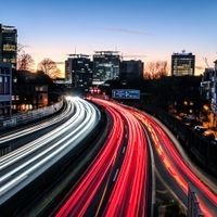 Die A40 verbindet das Ruhrgebiet. Der Stau auf den Autobahnen in NRW, an maroden Brücken und vor Baustellen ist für Pendler und Unternehmen eines der größten alltäglichen Ärgernisse.