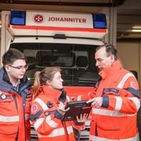 Einsatzbesprechung: Die Johanniter in Essen, hier die Notfallsanitäter Florian Knopp, Jasmin Hoymann und Thorsten Strack, sind allein im vergangenen Jahr 33.000 Mal ausgerückt – nicht immer zu echten Notfällen. 