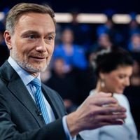 06.02.2025, Berlin: Christian Lindner, Bundesvorsitzender der FDP und Spitzenkandidat seiner Partei, unterhält neben Sahra Wagenknecht, BSW-Bundesvorsitzende und Kanzlerkandidatin ihrer Partei, sich vor der ZDF-Livesendung «Schlagabtausch» mit Spitzenpolitikern der kleineren Parteien im Studio. Foto: Christoph Soeder/dpa +++ dpa-Bildfunk +++