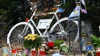 Bei einer Fahrrad-Demonstration für den bei einem Unfall gestorbenen Radaktivisten Andreas Mandalka wurde an der Unfallstelle ein "Ghostbike" aufgestellt.