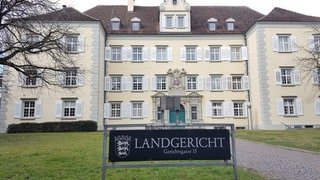 Landgericht Konstanz von außen mit Landgerichtsschild