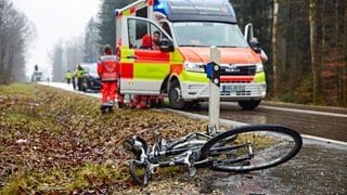 Ein Radfahrer ist bei Königsbronn im Kreis Heidenheim von einem Auto erfasst und tödlich verletzt worden. Der Unfallverursacher fuhr anschließend weiter, ohne sich um den Verletzten zu kümmern.