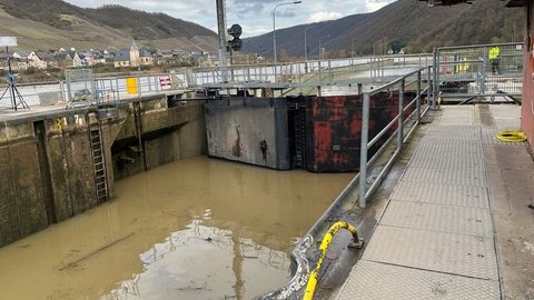 Die Torflügel der Schleuse Müden: Vor zwei Monaten wurden sie bei einem Schiffsunfall komplett zerstört. Jetzt sind sie wieder intakt.